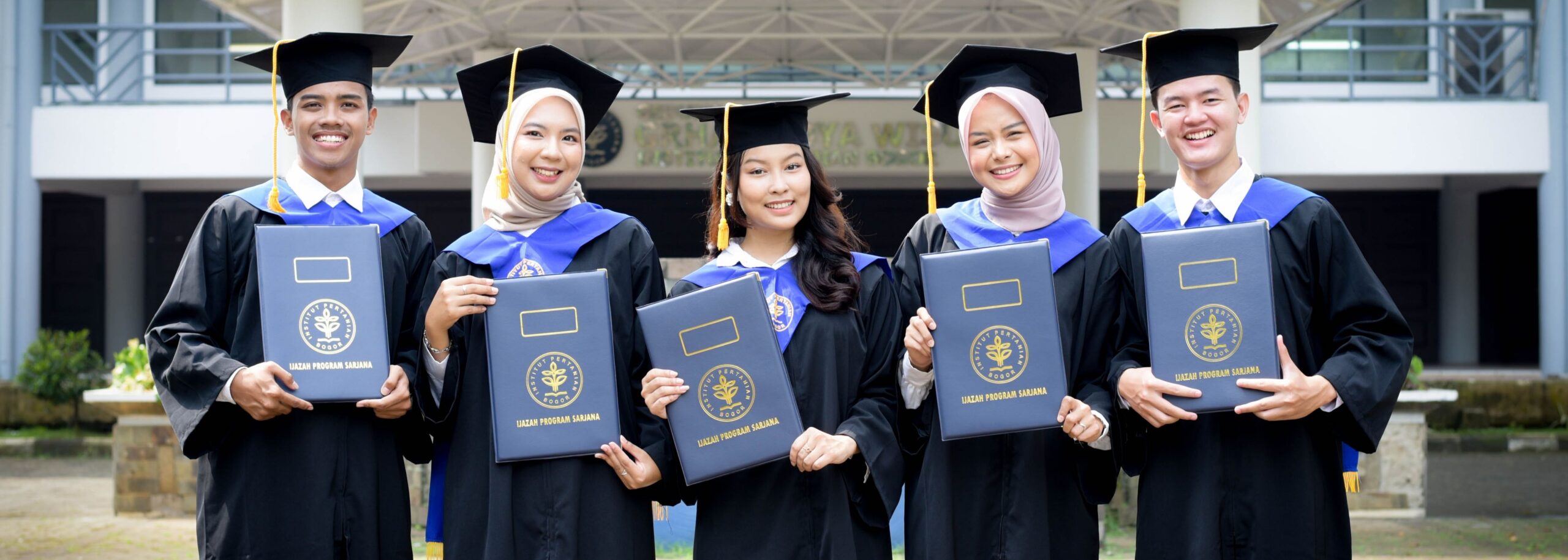 1. bg wisuda